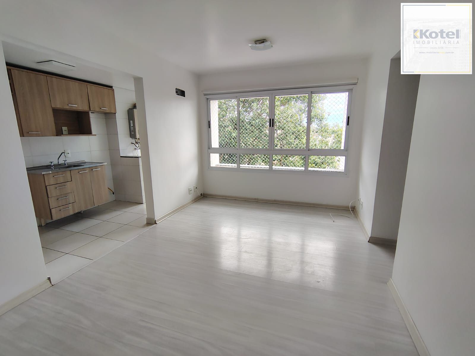 Apartamento de 2 dormitórios, living, cozinha planejada, área de serviço, banheiro social e 1 vaga de garagem escriturada. — foto 3