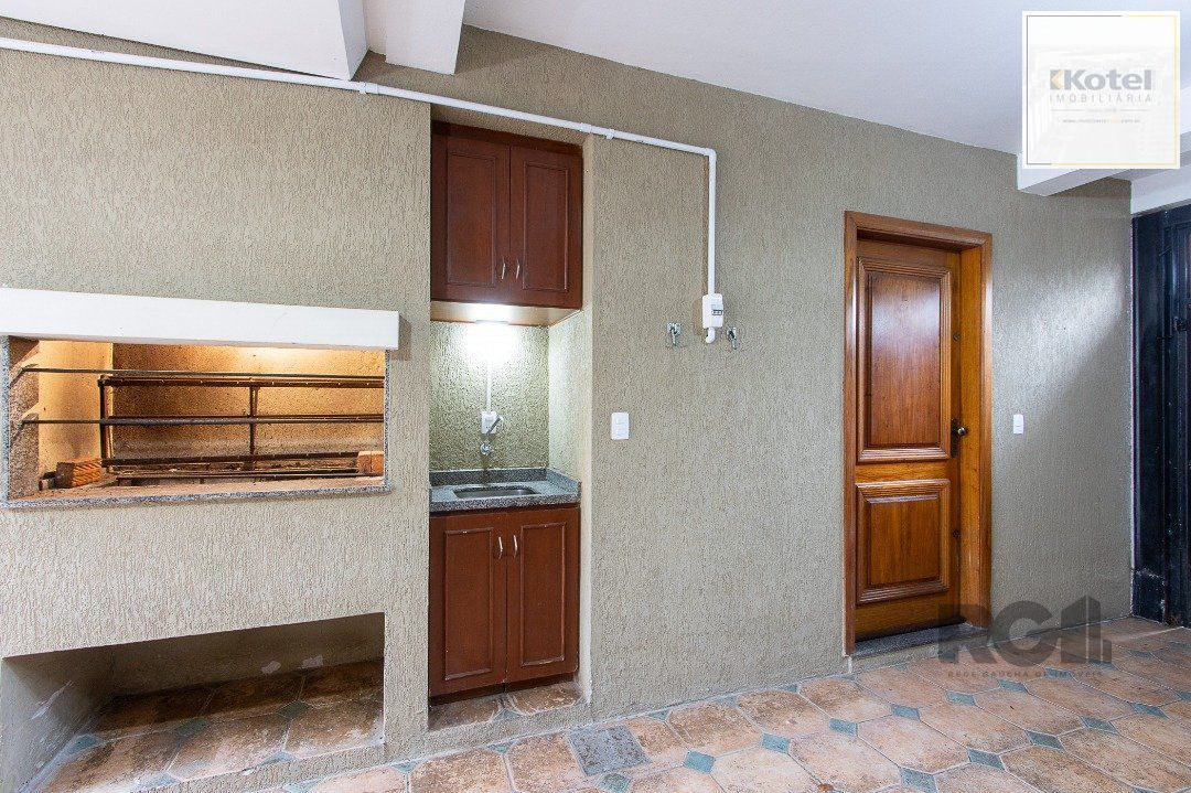 Casa de alvenaria, 3 dormitórios, 1 suíte e pátio com piscina, bairro Espírito Santo.