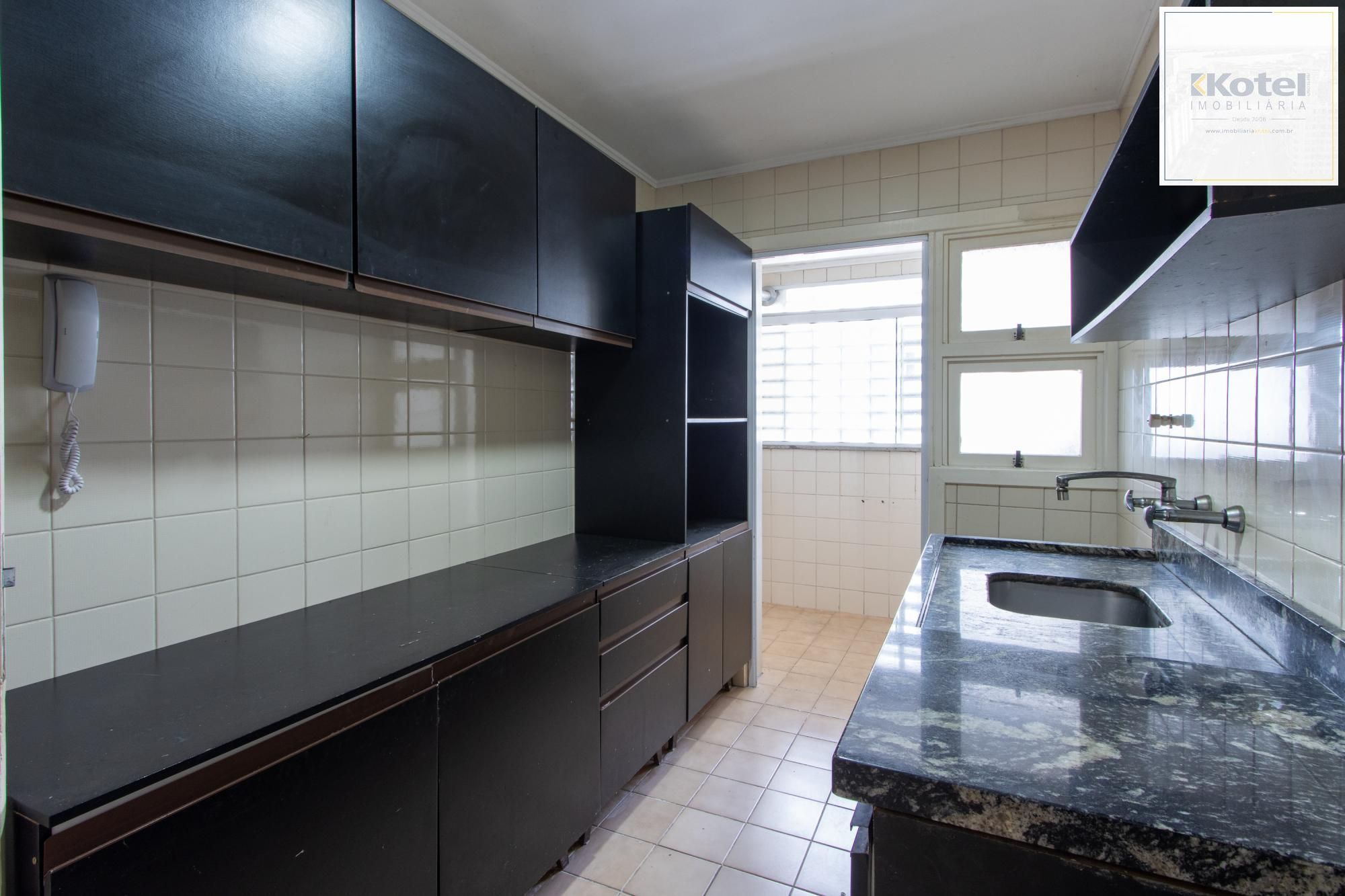 Cobertura com 137m², no Bairro Cristal, de 2 dormitórios, sento uma suíte, ampla sacada, churrasqueira, vista panorâmica, vaga coberta. — foto 4