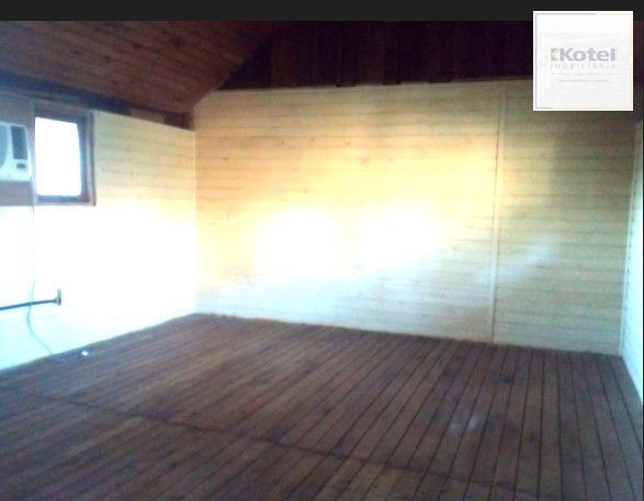 Casa de madeira à venda no Loteamento Tarumã, em Viamão.