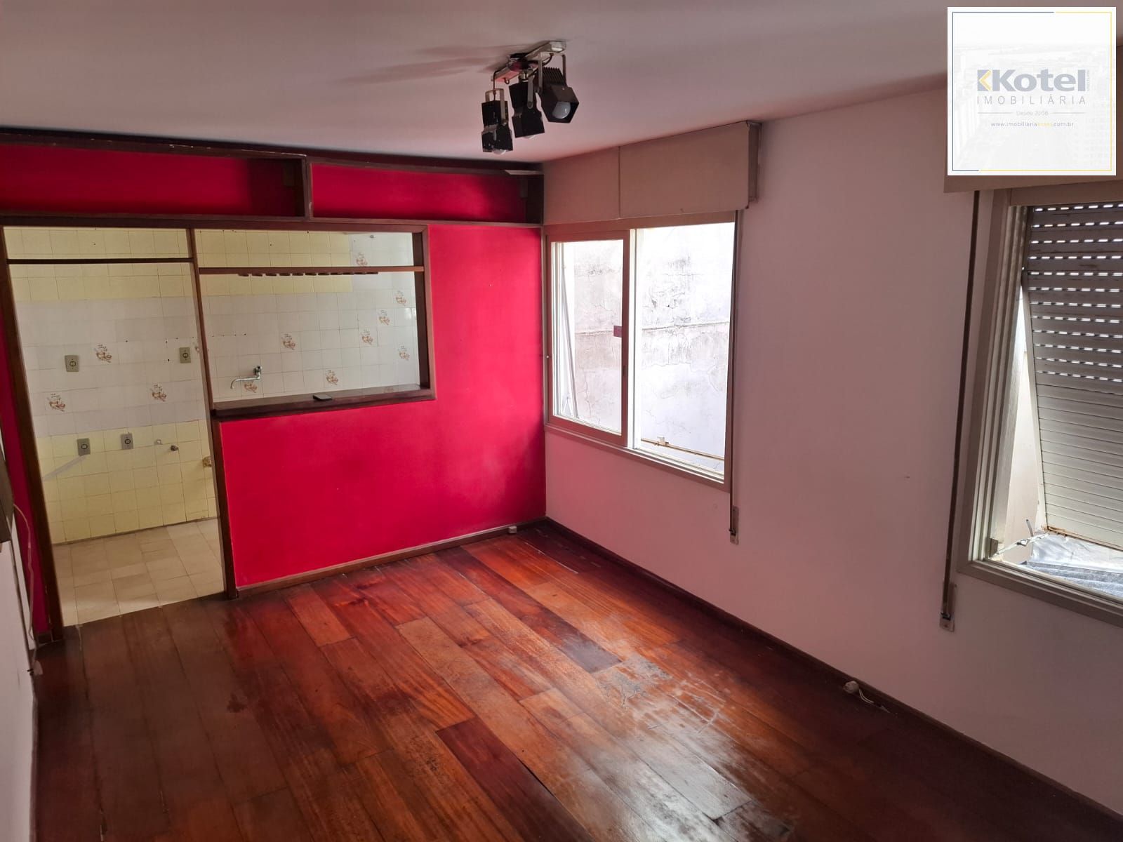JK / Sala & Dormitório ( desocupado ) com ampla e boa cozinha