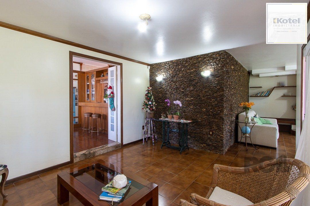 Casa com 4 quartos, suíte, churrasqueira, lareira, garagem coberta e lindo jardim.