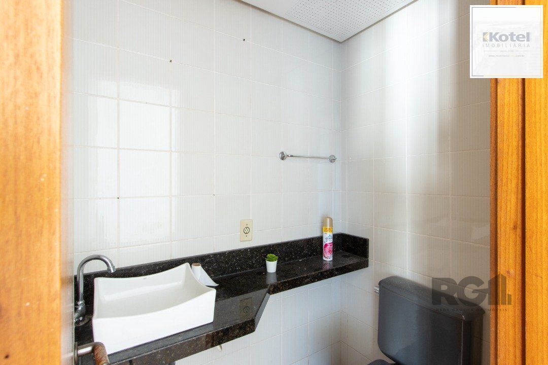 EXCELENTE SALA COMERCIAL, muito bem localizada no bairro Menino Deus, 01 banheiro, sacada e ar condicionado split, toda montada — foto 3
