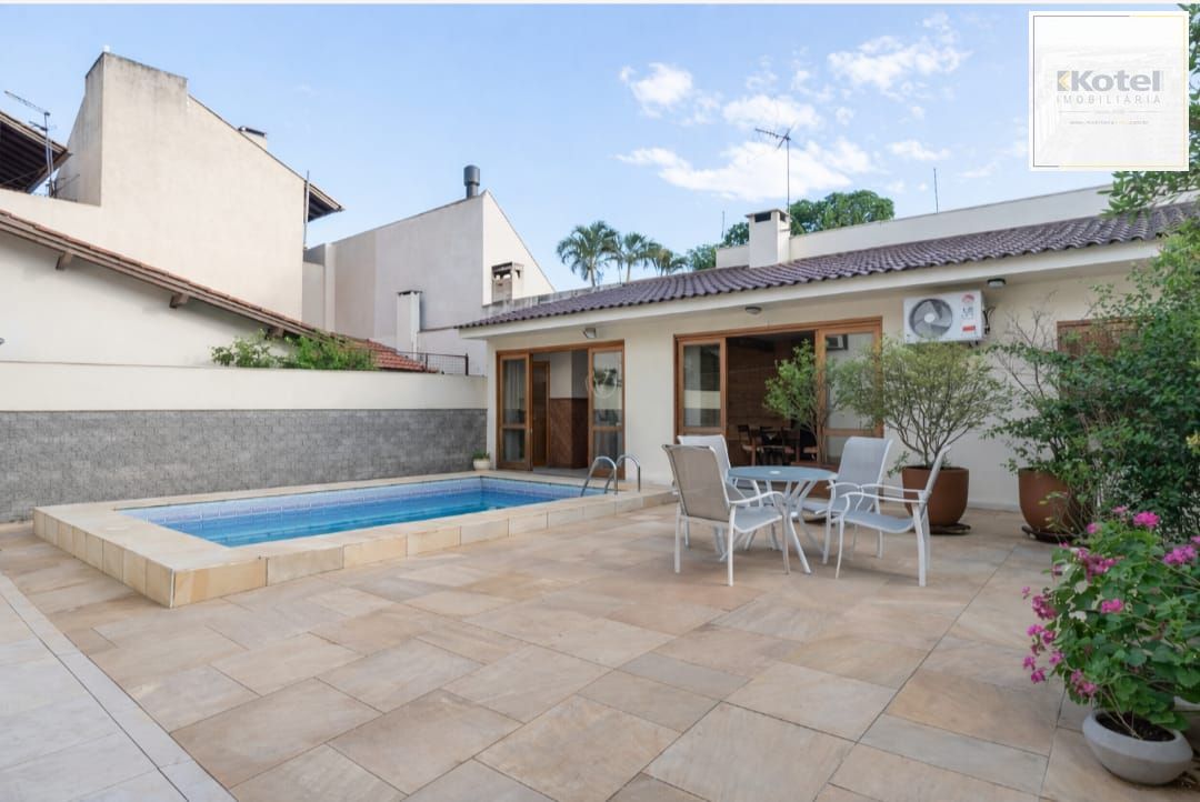 Casa à venda com 5 dormitórios, 392m² e 4 vagas no bairro Vila Assunção, Zona Sul de Porto Alegre
