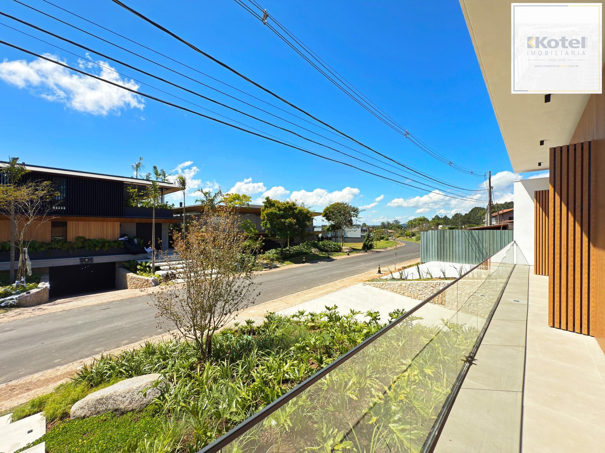 A casa conta com 434m2 de área construída, mas com um aproveitamento total dos 1.012m2 do lote — foto 4