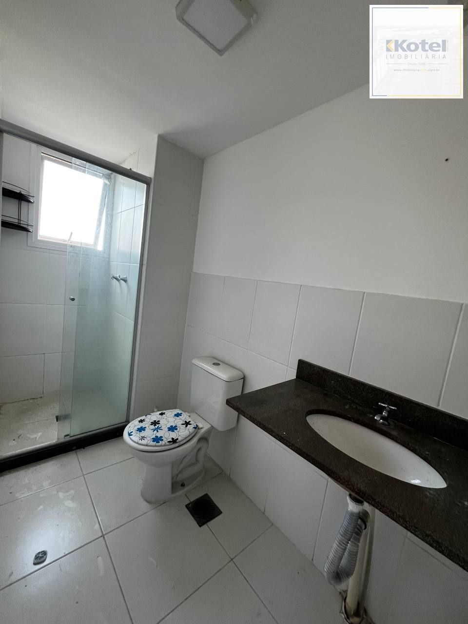 Apartamento de 3 dormitórios transformado em 2, 1 suíte e living com churrasqueira.