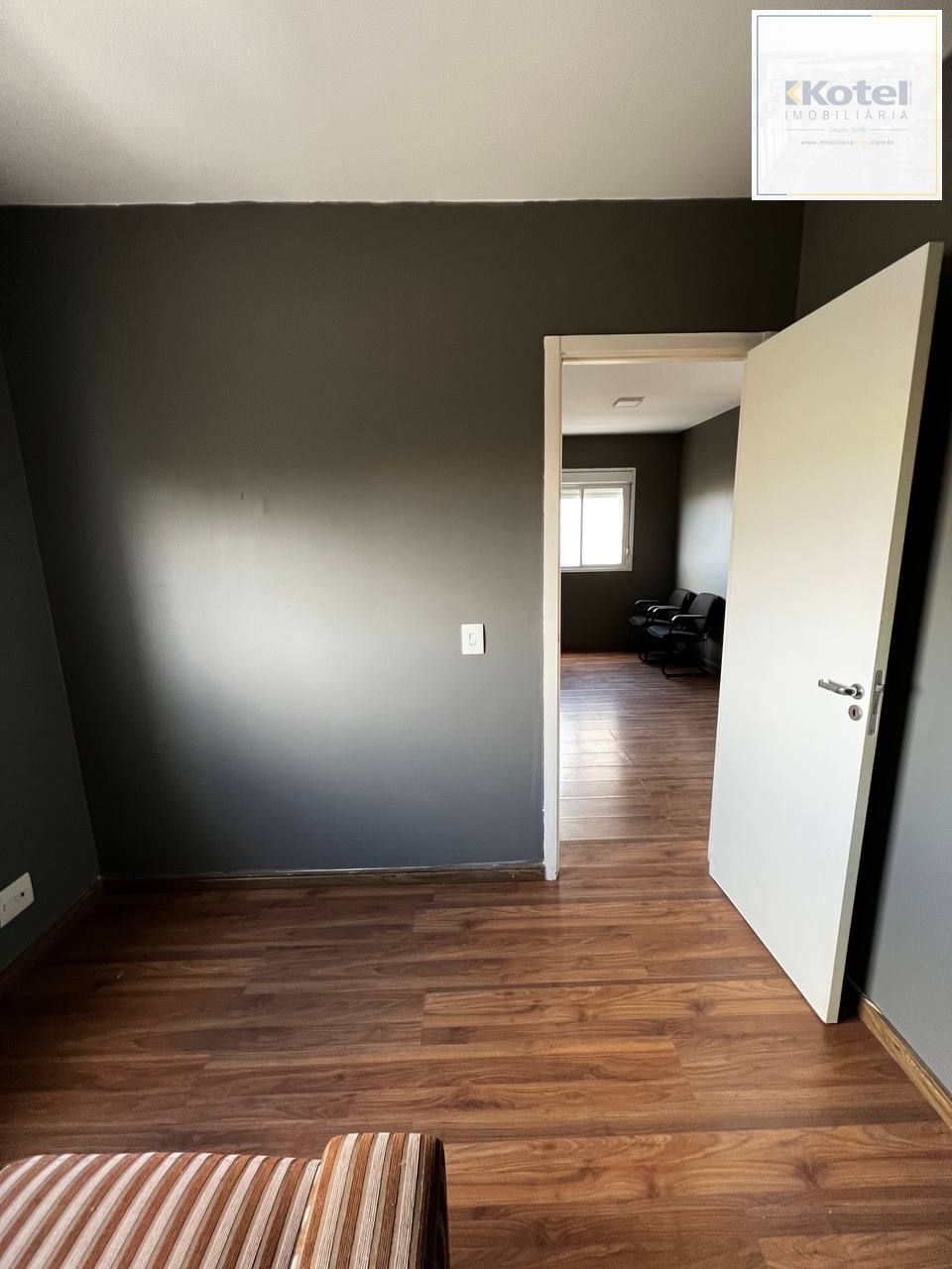 Apartamento de 3 dormitórios transformado em 2, 1 suíte e living com churrasqueira.