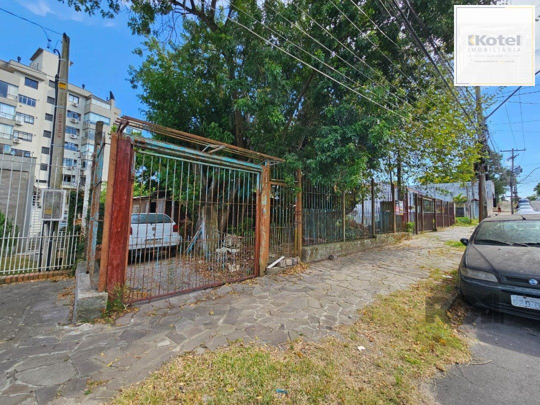Terreno plano de 426 m², localizado na Rua Padre João Batista Reus,