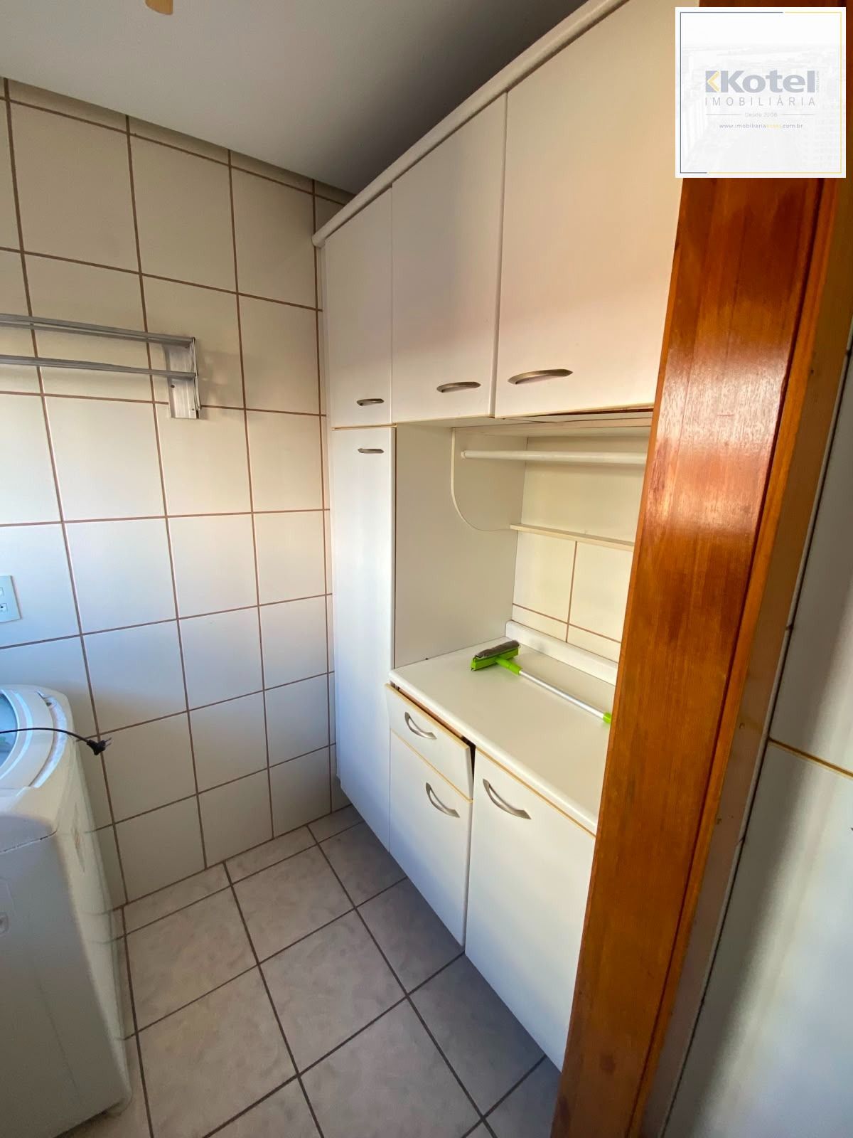 Apartamento Semimobiliado à Venda em Passo da Areia, Porto Alegre, RS