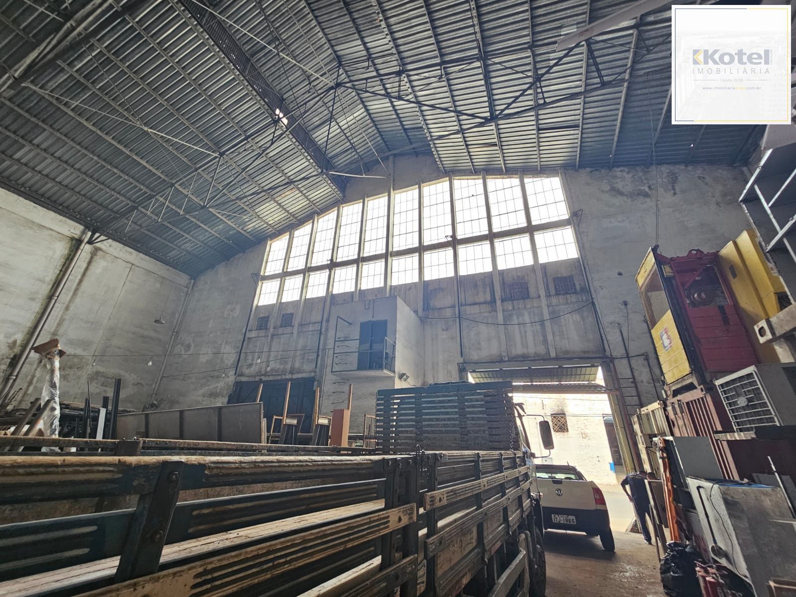 Pavilhão com 1036m2 próximo as Ferramentas Gerais — foto 4