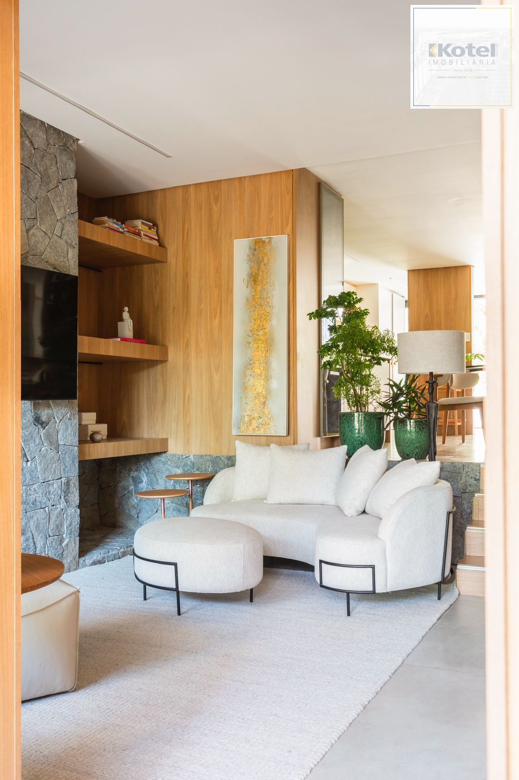 Casa com 3 suítes amplas, além de uma sala generoso com lareira e 2 vagas de garagem. — foto 5