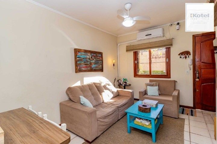 Casa de 3 dormitórios, em condomínio fechado na zona sul de Porto Alegre,  com lareira, churrasqueira e vaga de garagem. — foto 2