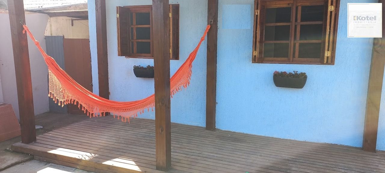 Casa térrea de 2 dormitórios, living, cozinha, churrasqueira, área de serviço, banheiro social, vaga para 2 automóveis. — foto 2