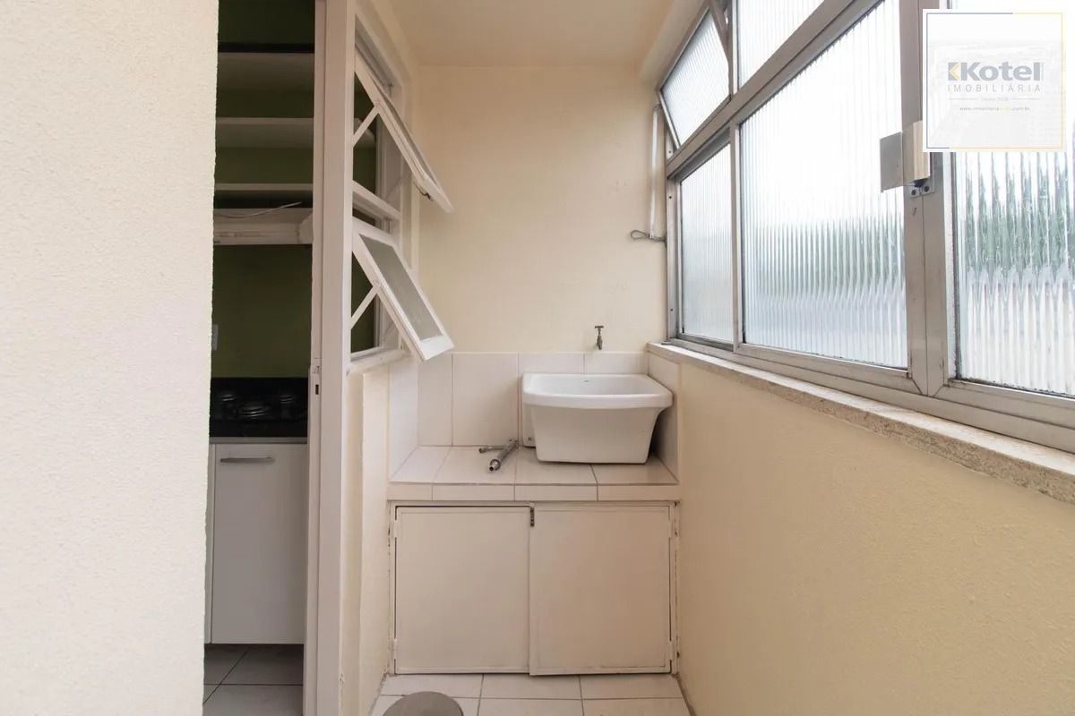 Apartamento 1 dormitório reformado e com planejados 1 banheiro.