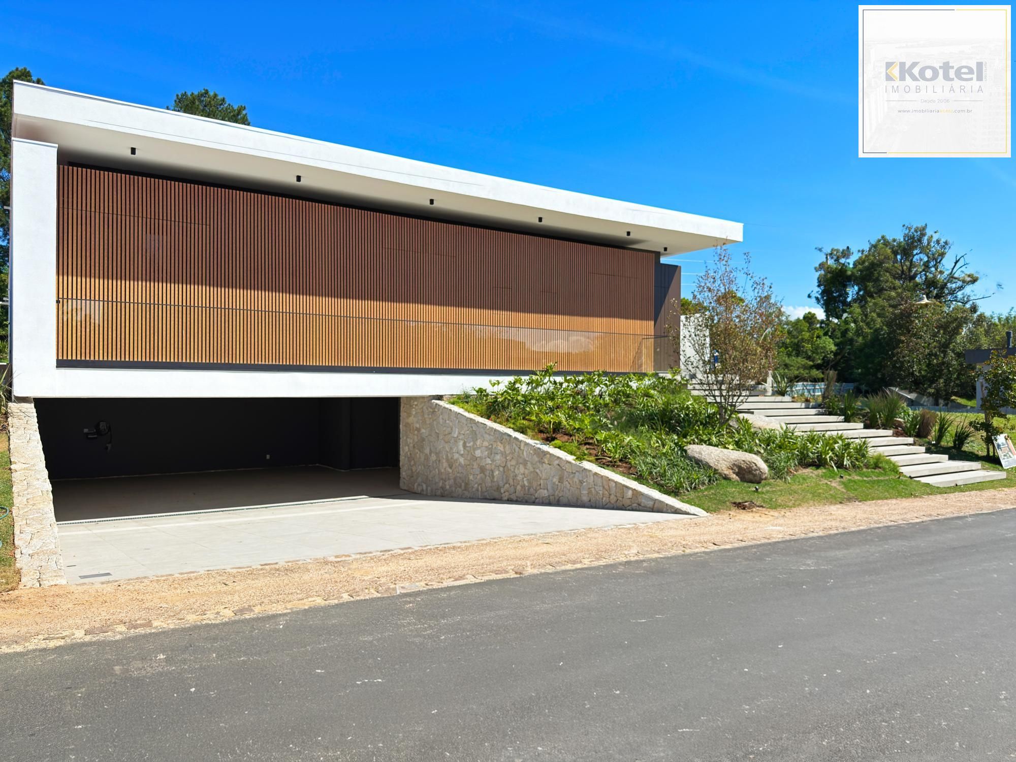 A casa conta com 434m2 de área construída, mas com um aproveitamento total dos 1.012m2 do lote — foto 3