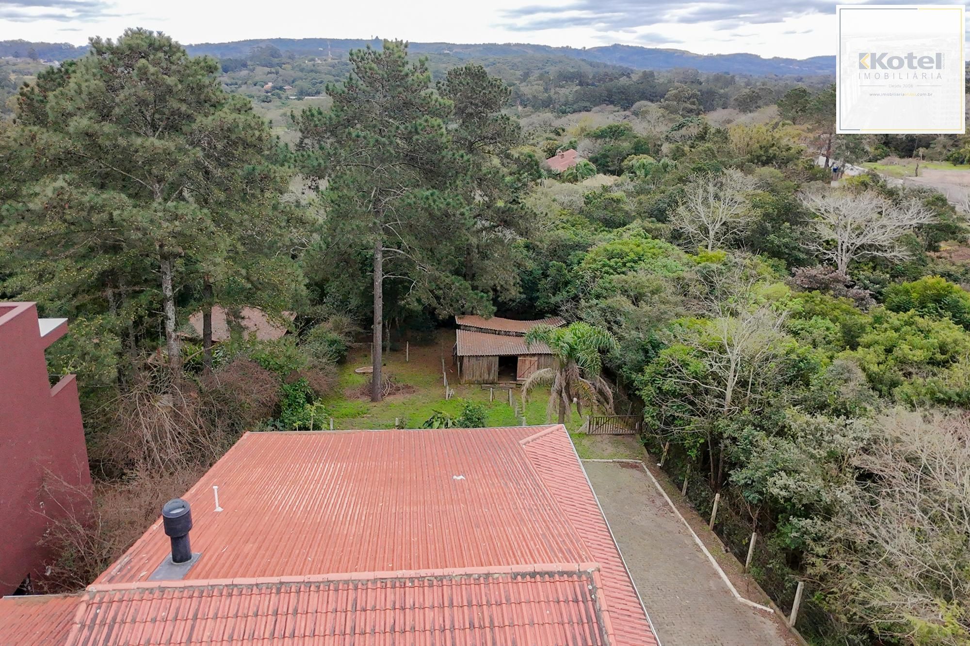 Casa de alvenaria, com 3 dormitórios, 1 suíte, living, cozinha, lavanderia, churrasqueira, banheiro social, pátio e 4 vagas de garagem. — foto 4