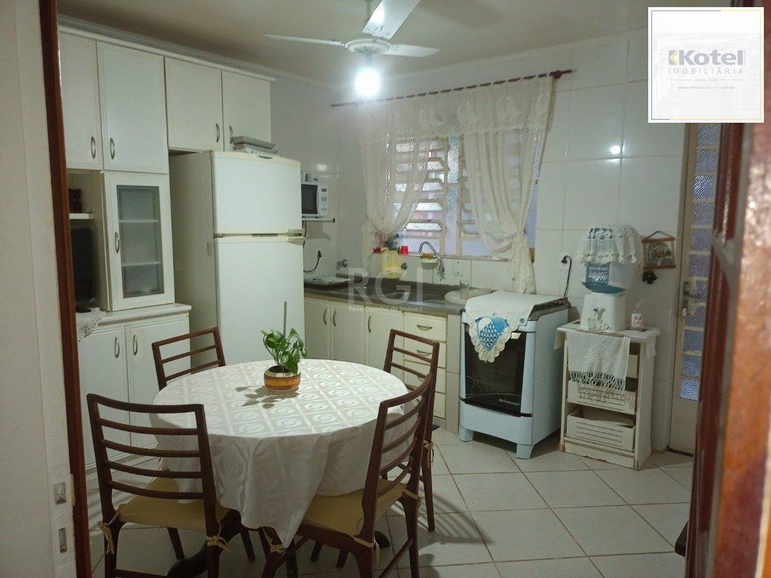 Casa para Venda - 220m², 3 dormitórios, sendo 1 suites, 1 vaga - Camaquã — foto 4