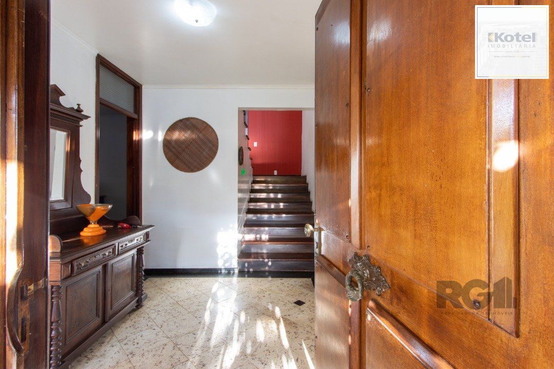 Casa em condomínio que possui  3 dormitórios, sendo 1suíte, lavabo, escritório, possibilidade de um 4 dormitório,