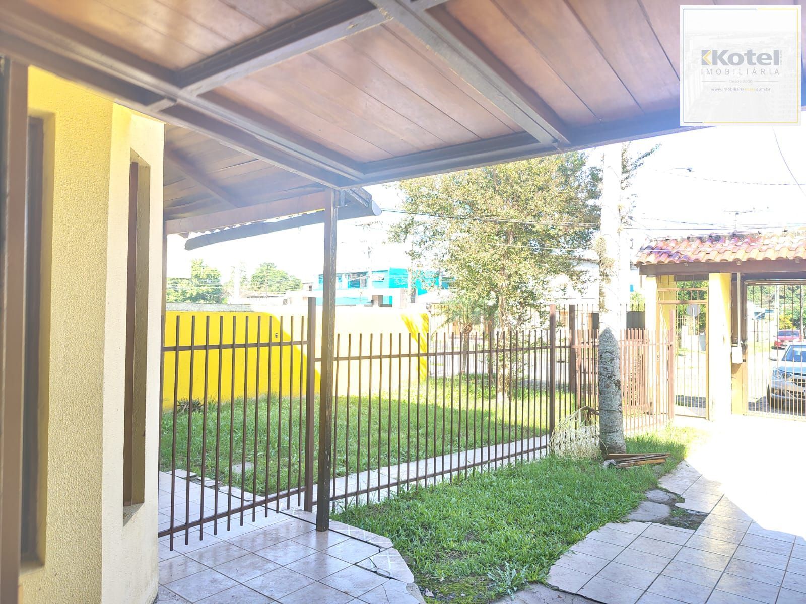 Casa de 4 dormitórios, 1 suíte e 4 vagas de garagem no bairro Cavalhada. — foto 3