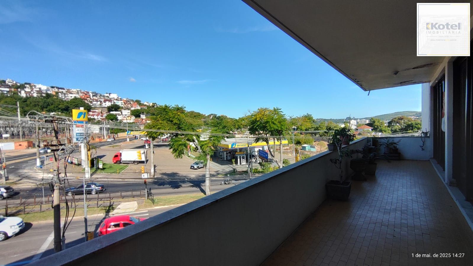 Apartamento de 4 dormitórios, 2 suítes, living amplo e arejado com sacada. — foto 4