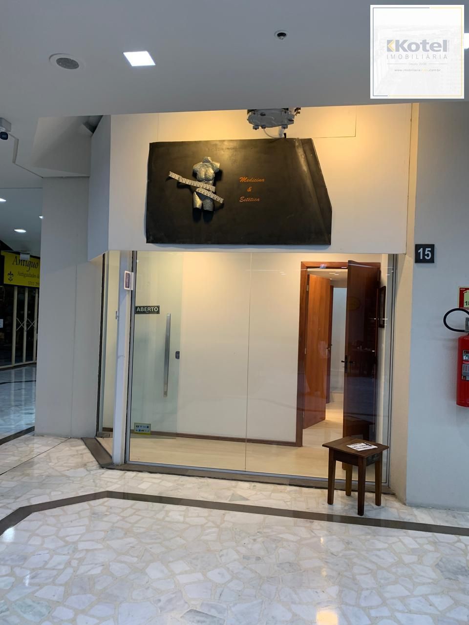 Loja térrea na Galeria Dr. Florêncio Ygartua - Bairro Moinhos de Vento