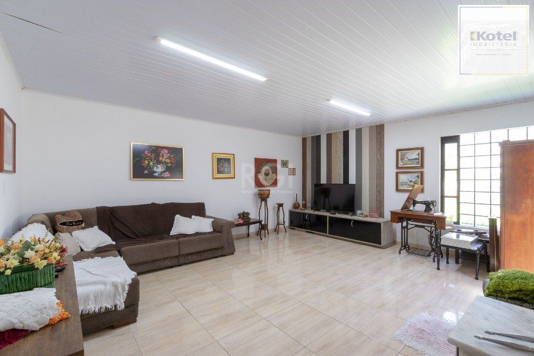 Casa para Venda - 370m², 4 dormitórios, sendo 1 suites, 6 vagas - Lomba do Pinheiro — foto 5