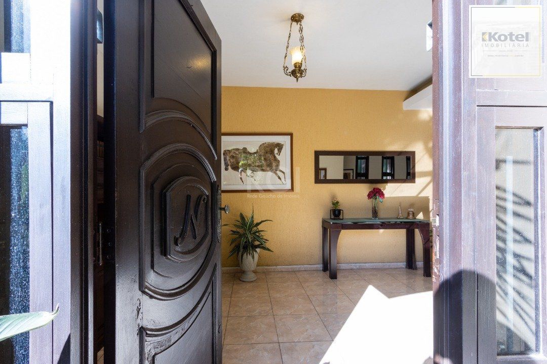 Sobrado com 345m² privativos, 3 suites, 2 vagas, churrasqueira. pátio com piscina - Bairro Cristal — foto 3