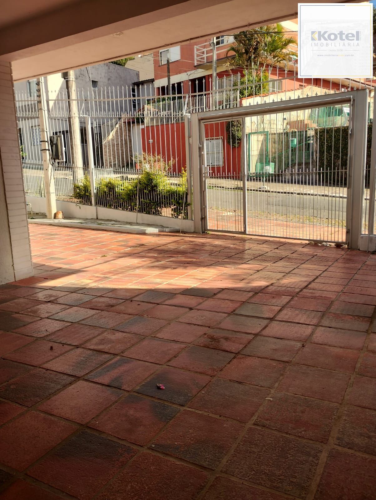 Excelente Casa com 03 suítes + Apto nos fundos com 01 Dor. Garagem 3 carros — foto 2