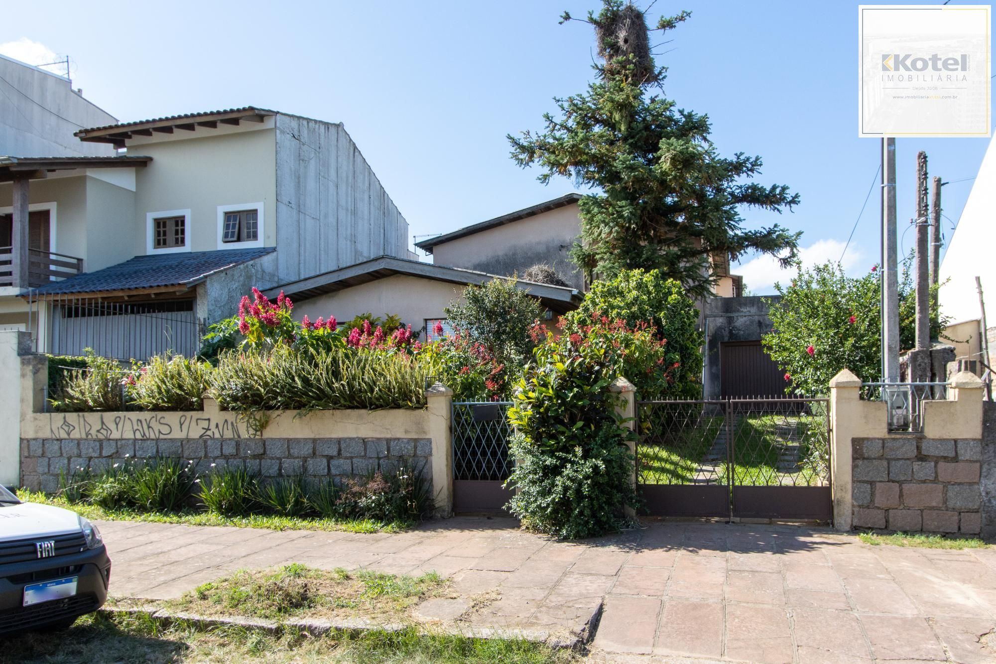 Casa de Alvenaria, possui 3 dormitórios, uma suíte, hall de entrada, lavabo,  living com lareira, cozinha ampla com armários, área gourmet com churrasqueira, corredor, pátio e 4 vagas de garagem, uma construção em anexo que possui hall de entrada, lavabo, living, cozinha, escritório, banheiro social — foto 2