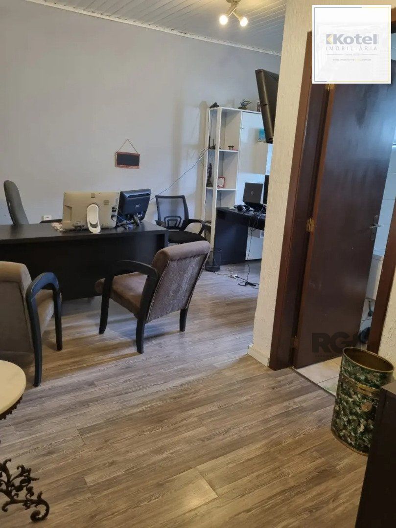Casa térrea, 3 dormitórios, 1 suíte, living para 2 ambientes, cozinha, pátio, 2 banheiros e 4 vagas . — foto 3