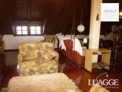 casa com 4 dormitórios, sendo uma suíte , e 530 area privativa