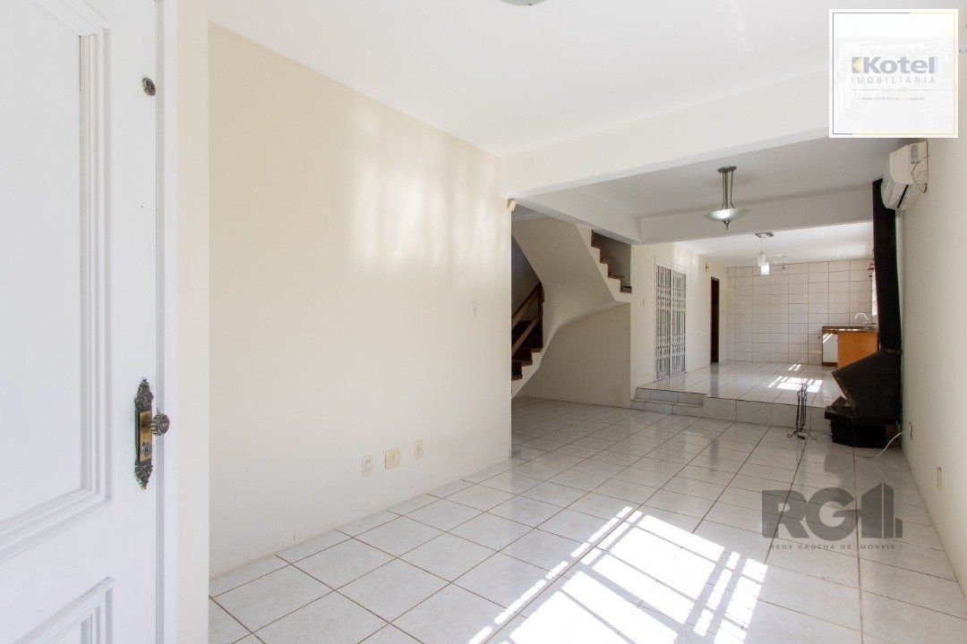 Casa de 4 dormitórios, 1 suíte, 4 vagas, no bairro Tristeza! — foto 3