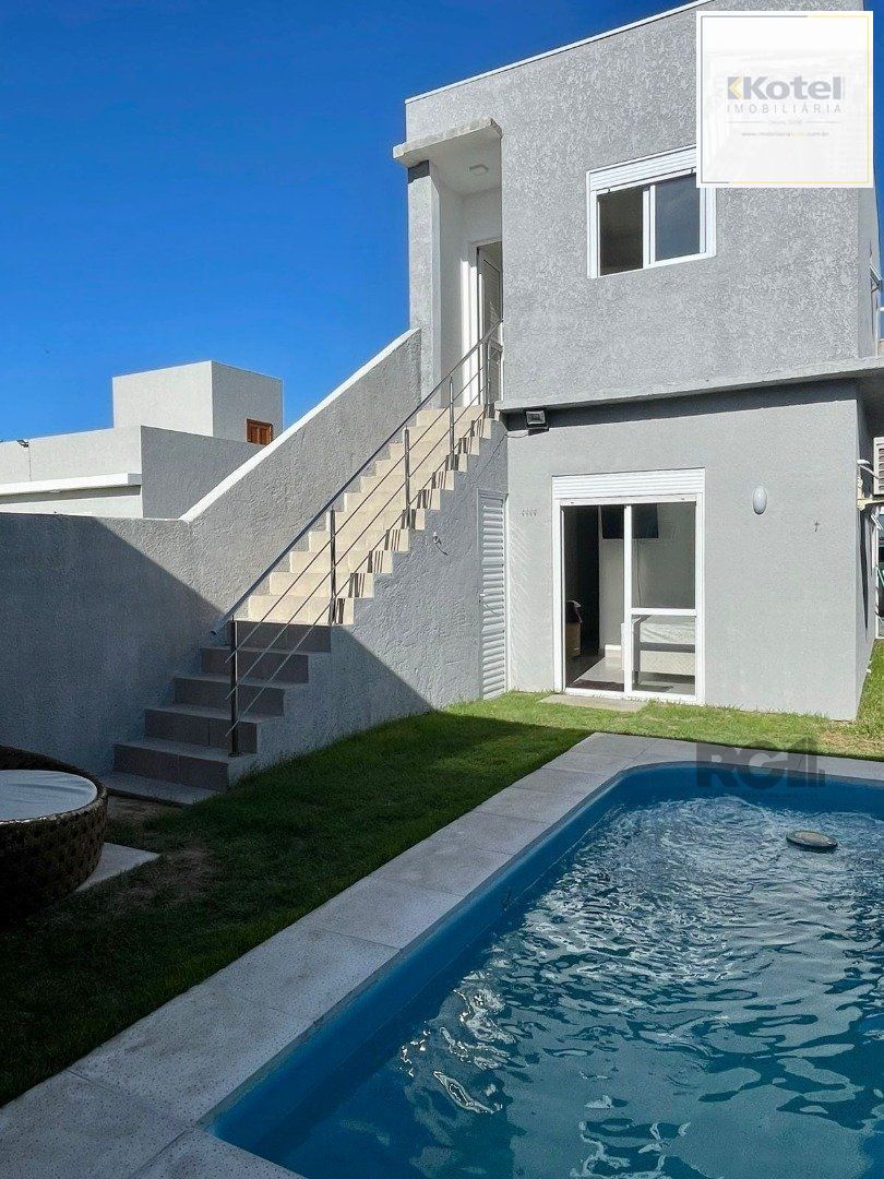 CASA COM 4 DORMITORIOS SUITE , A 3 QUADRAS DO MAR !!