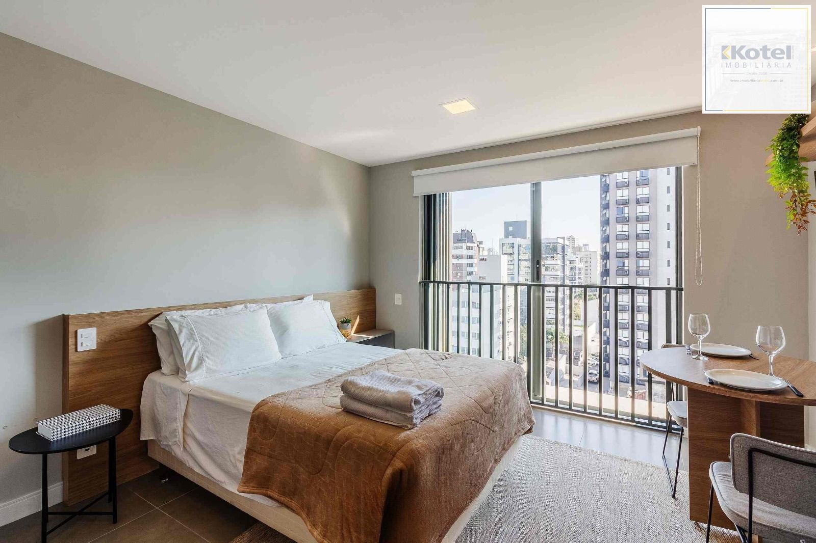 Studio de alto padrão construtivo mobiliado no bairro Moinhos de Vento, planta de 24,25 m² privativos com porcelanato, forro em gesso e aberturas em alumínio com vidros duplos.