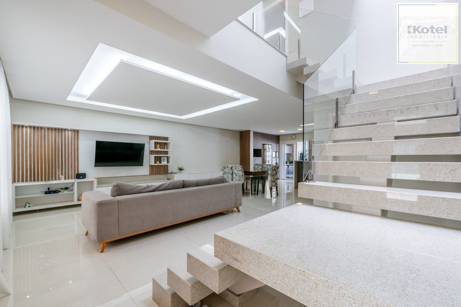 Casa em Condomínio com 228m² e 3 dormitórios, 1 suíte, 3 vagas no bairro Sarandi — foto 3