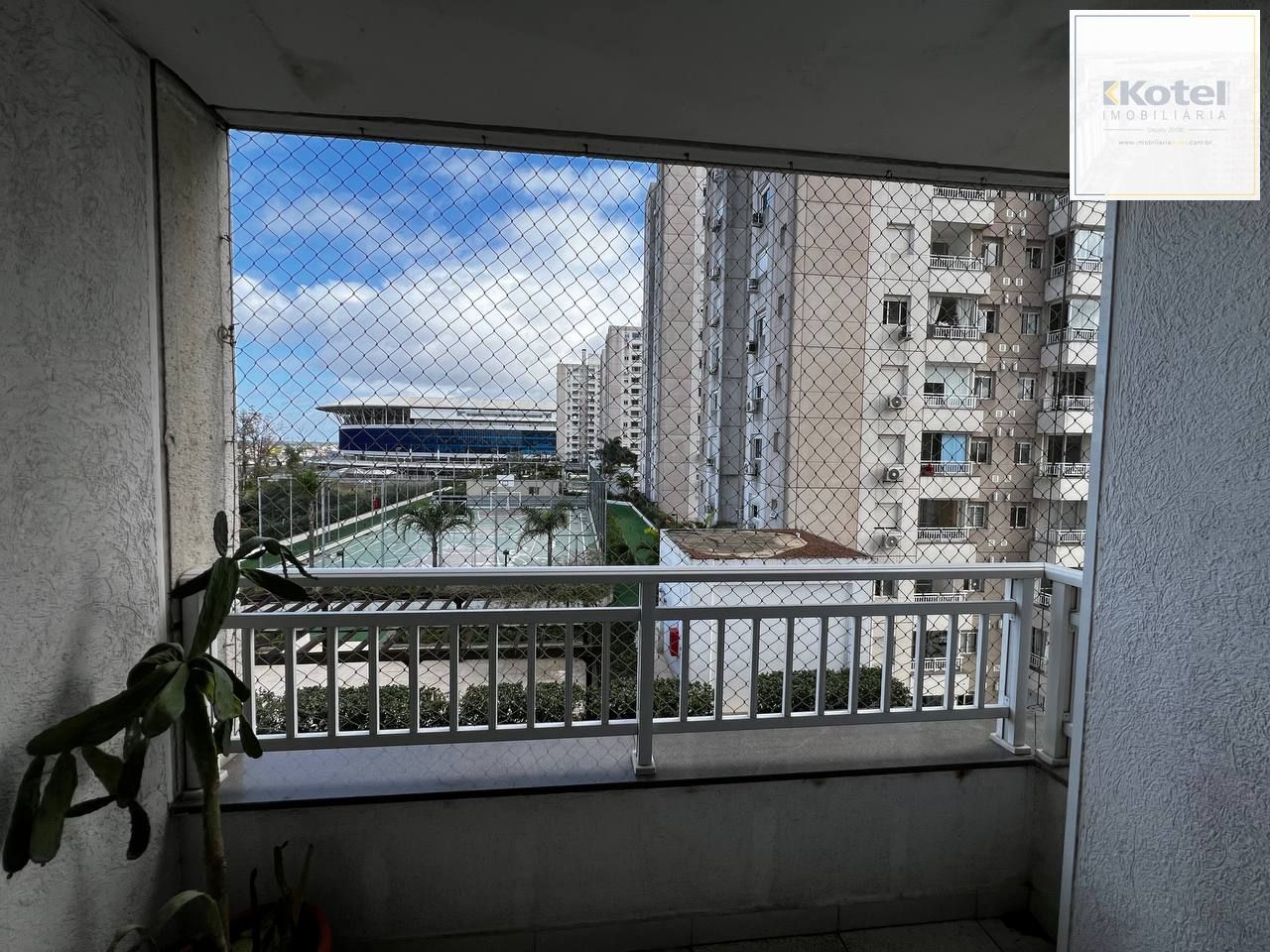 Apartamento de 3 dormitórios transformado em 2, 1 suíte e living com churrasqueira.