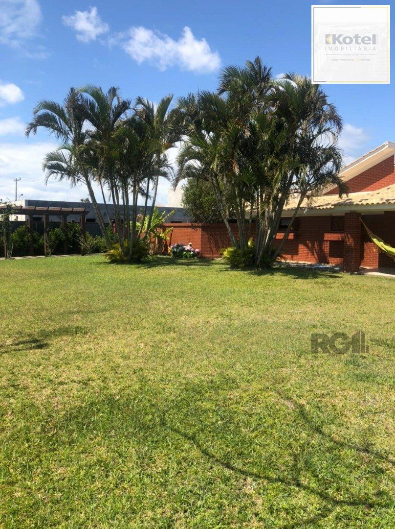 Espaçosa e acolhedora residência numas das esquinas em  charmosa rua de Atlântida, com imenso jardim, paisagismo, lareira,4 dormitórios, sendo  duas suítes.