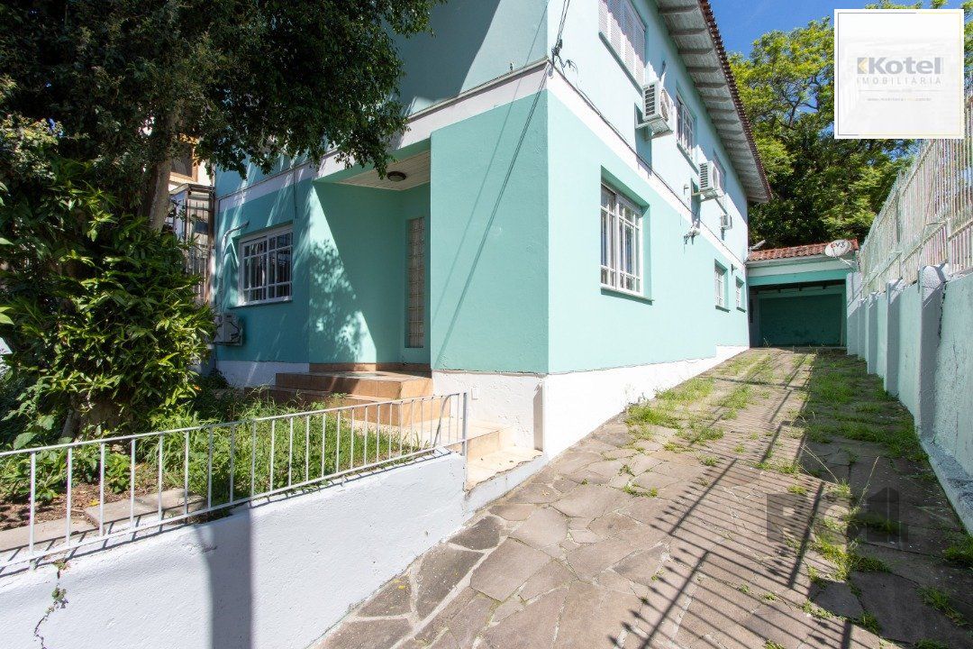 Casa de 4 dormitórios, 1 suíte, 4 vagas, no bairro Tristeza! — foto 2