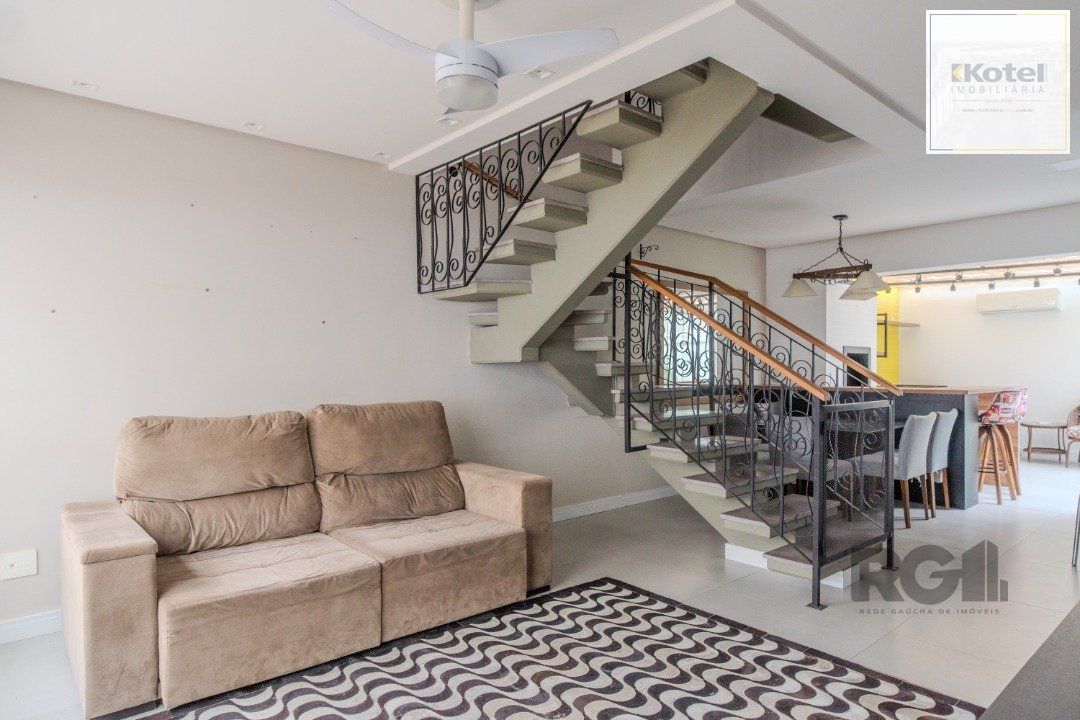Casa impecável e mobiliada, com 3 niveis, possui 3 dormitórios sendo 1 suíte, 4 banheiros. — foto 4