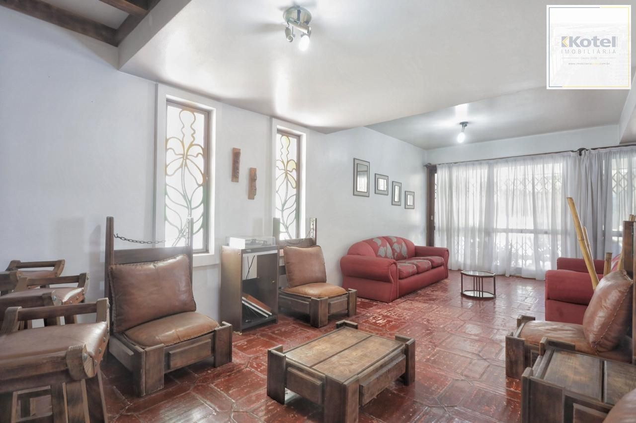 Casa com 300m², localizada na zona sul de Porto Alegre, com lareira, piscina e 3 vagas de garagem cobertas. — foto 5