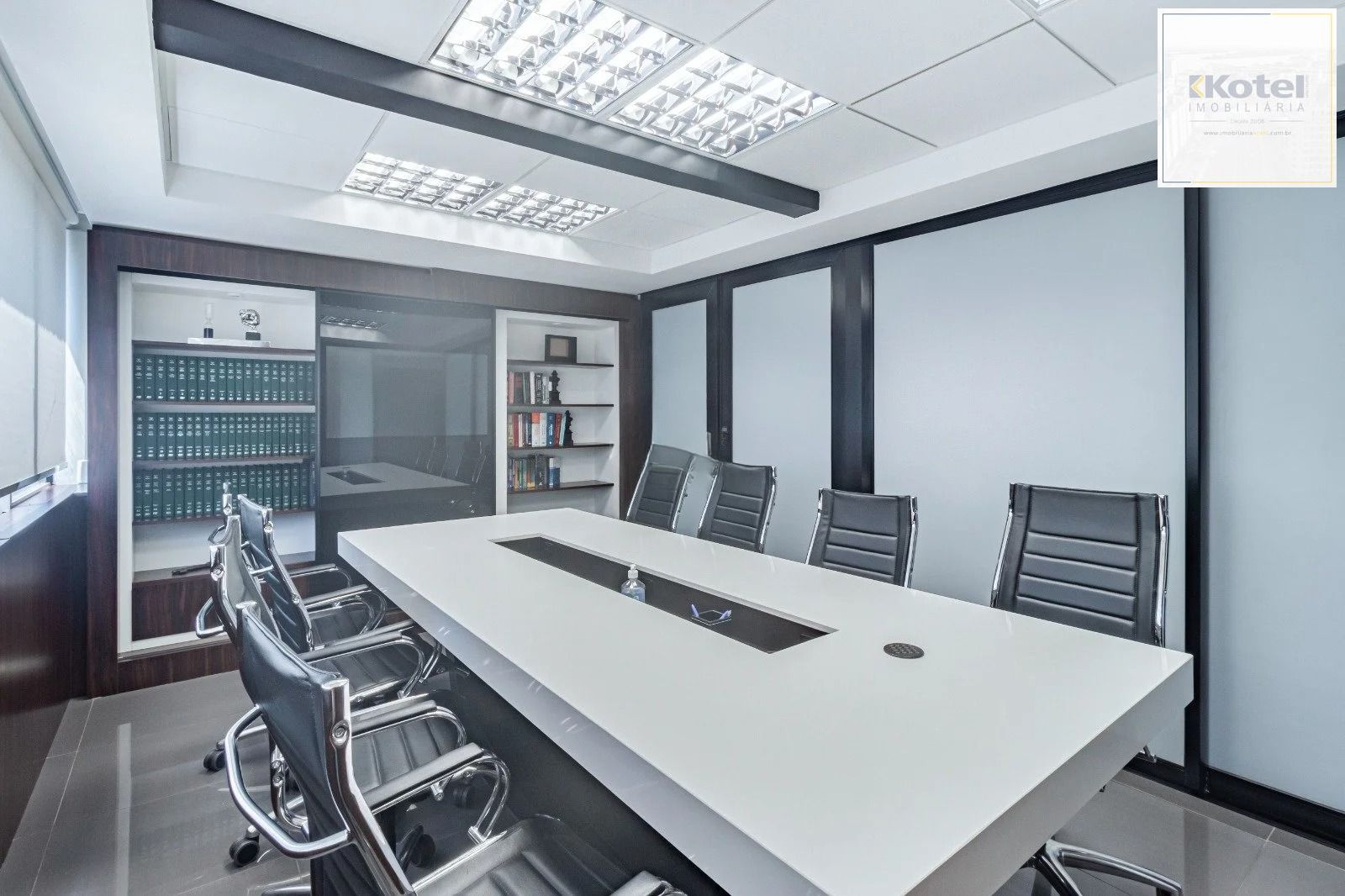 Sala/Conjunto Comercial com 4 vagas e 218m²