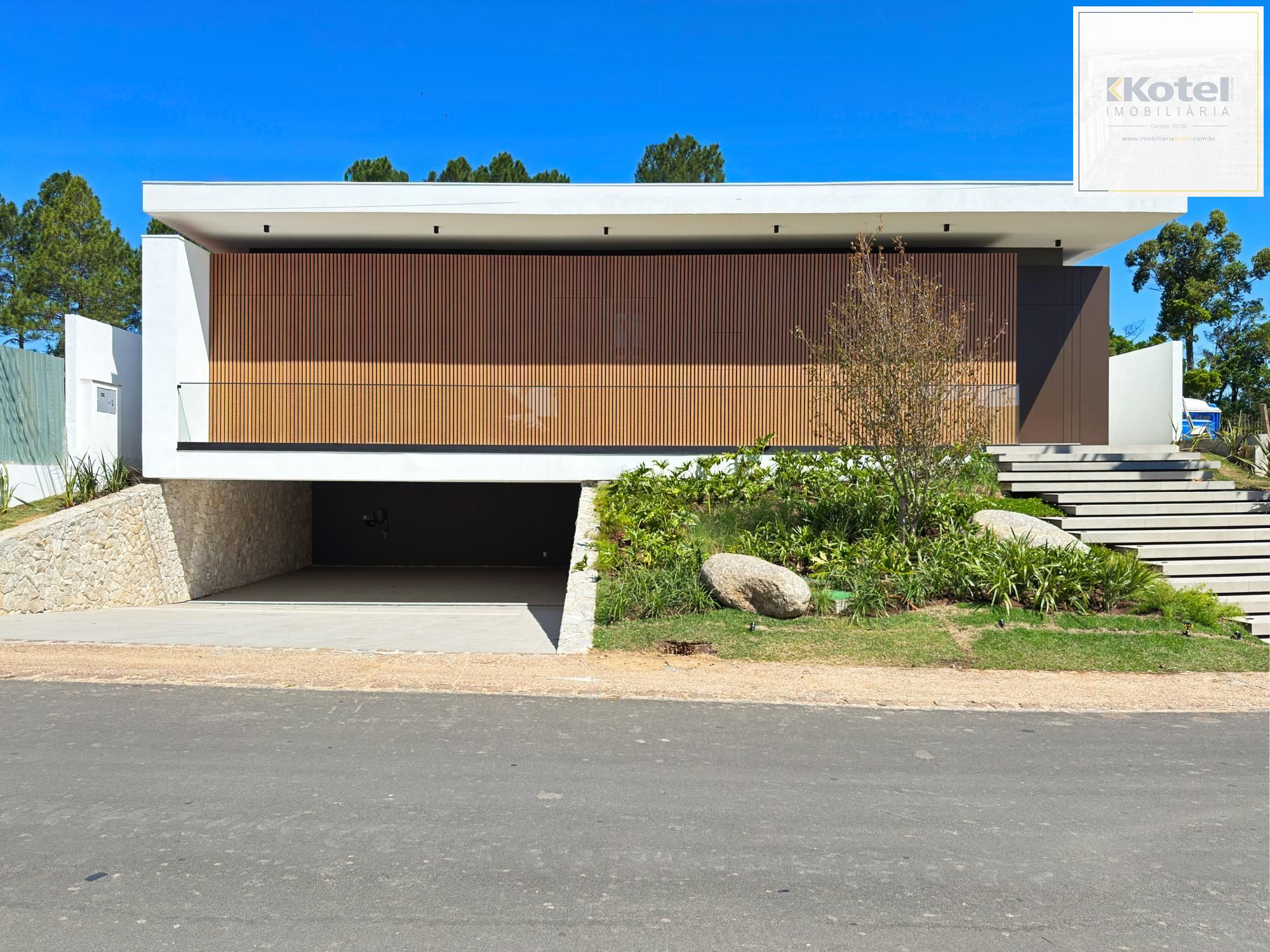 A casa conta com 434m2 de área construída, mas com um aproveitamento total dos 1.012m2 do lote — foto 2