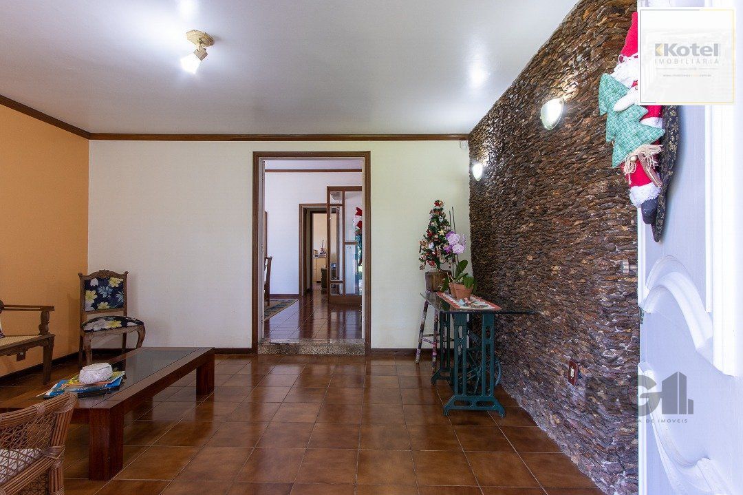 Casa com 4 quartos, suíte, churrasqueira, lareira, garagem coberta e lindo jardim.