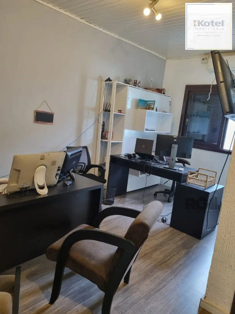 Casa térrea, 3 dormitórios, 1 suíte, living para 2 ambientes, cozinha, pátio, 2 banheiros e 4 vagas . — foto 4