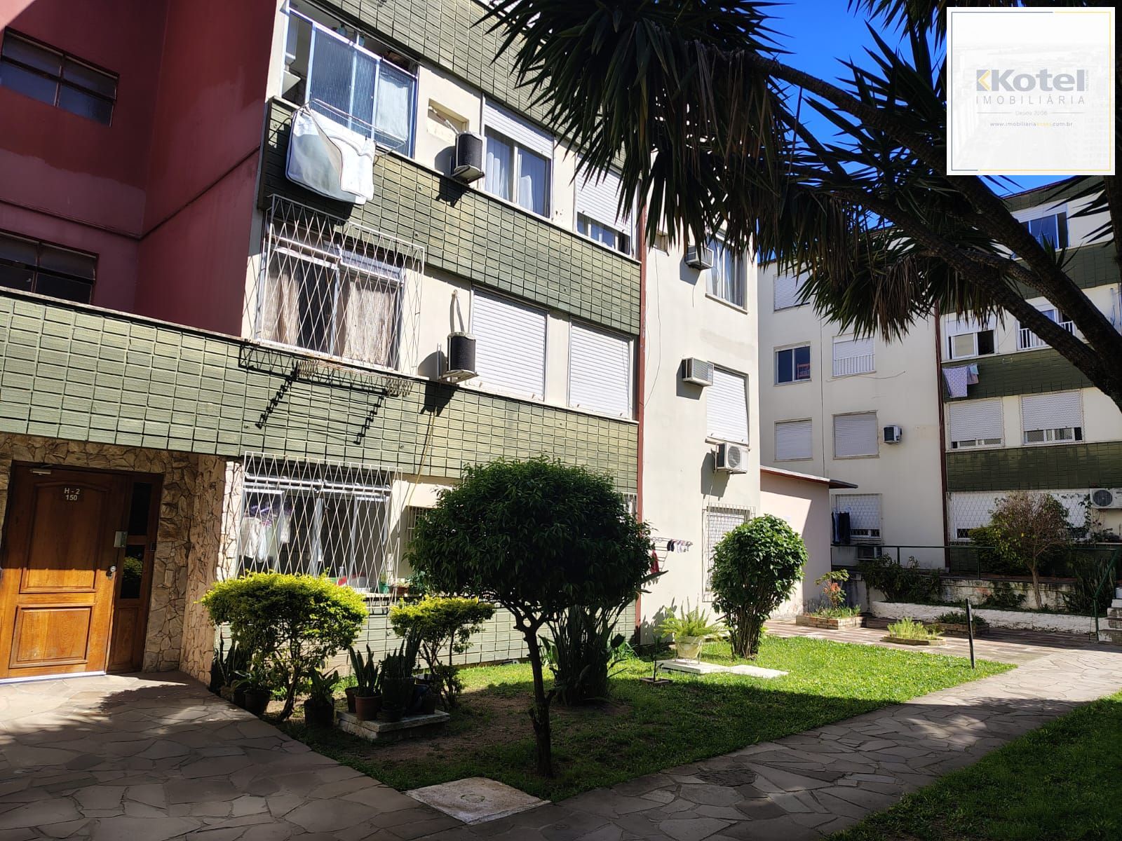 Apartamento de 2 dormitórios, living, cozinha, área de serviço e banheiro social. — foto 2
