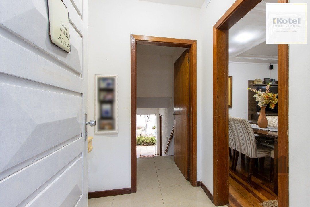 Casa no bairro Cristal, Possui 4 dormitórios, sendo 1suíte, closet e banheira de hidromassagem, com possibilidade de um podendo 1 dormitórios extra. — foto 5