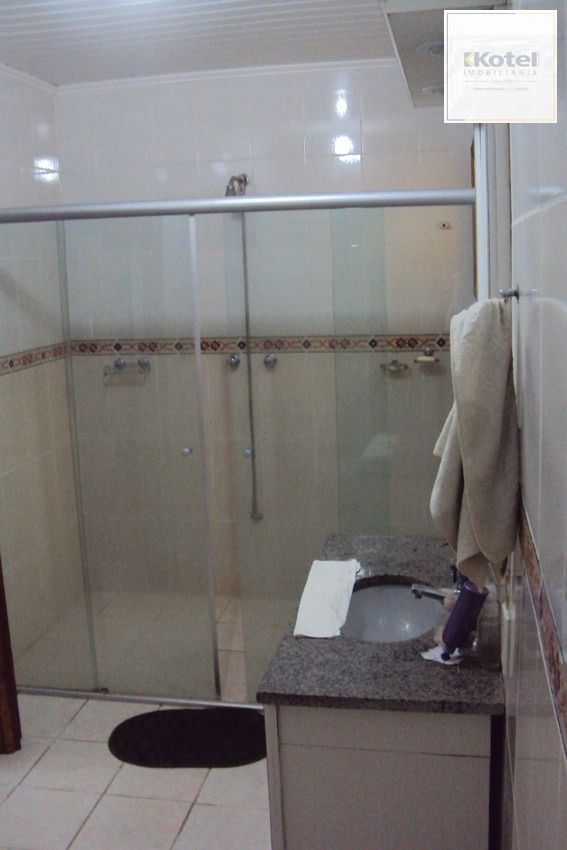 Casa térrea com 3 dormitórios - bairro  Ponta Grossa