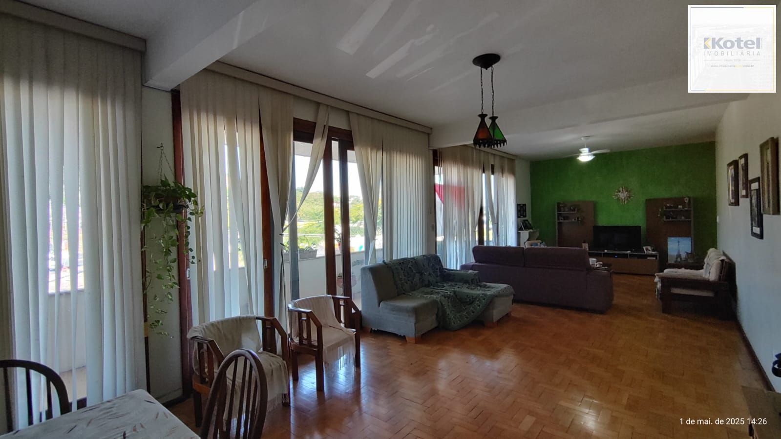 Apartamento de 4 dormitórios, 2 suítes, living amplo e arejado com sacada. — foto 3