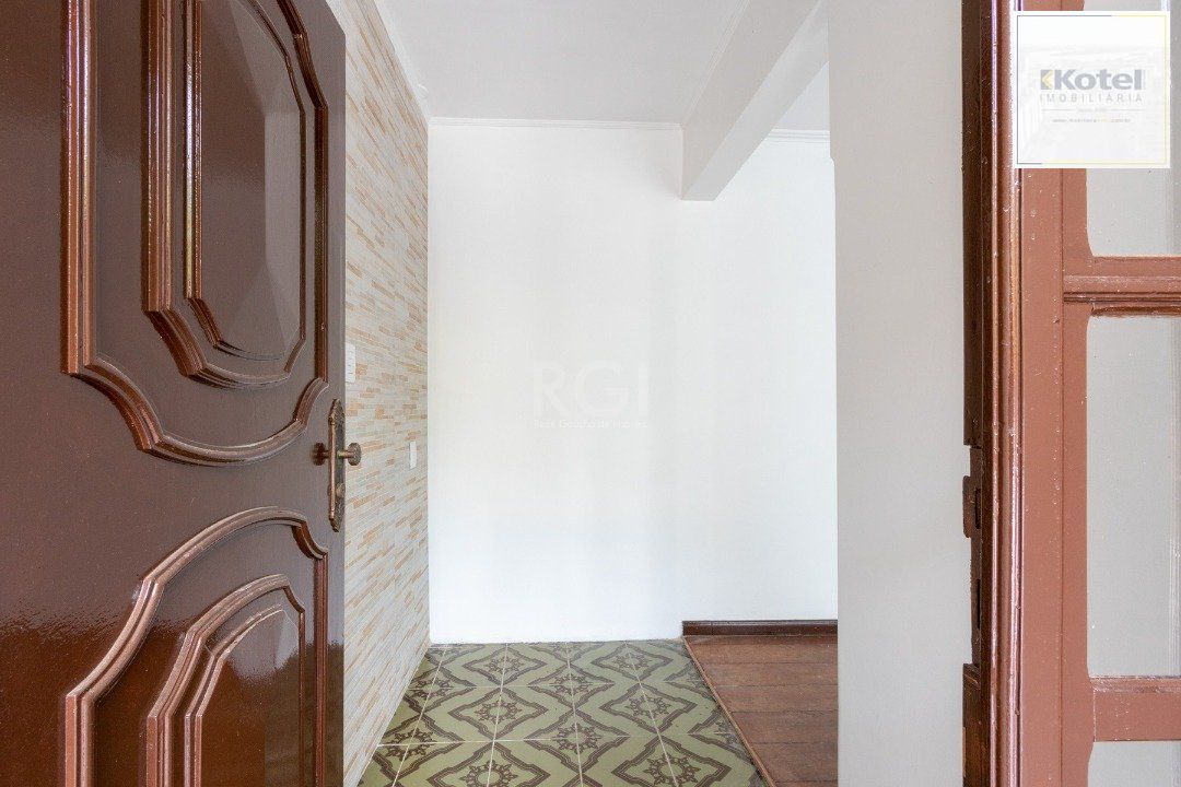 Casa para Venda - 454.7m², 5 dormitórios, sendo 1 suites, 8 vagas - Teresópolis — foto 4