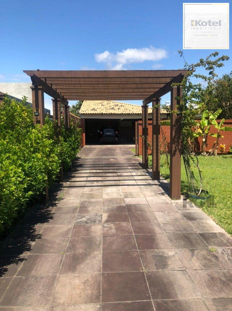 Espaçosa e acolhedora residência numas das esquinas em  charmosa rua de Atlântida, com imenso jardim, paisagismo, lareira,4 dormitórios, sendo  duas suítes.